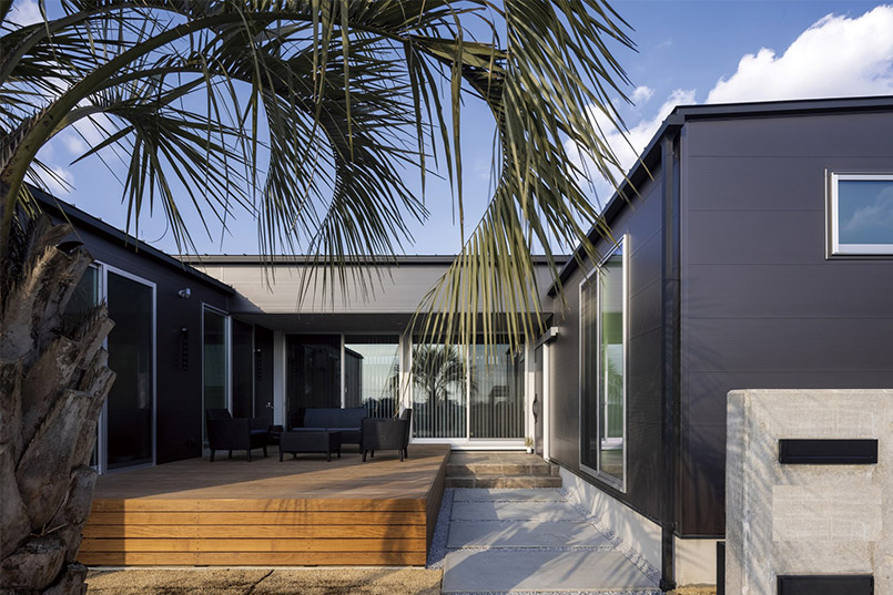 素材が光るコの字型の平屋